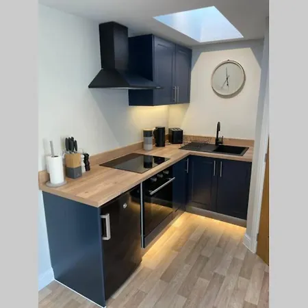 Apartment Beautiful Tiny House: Whitsun Bristol