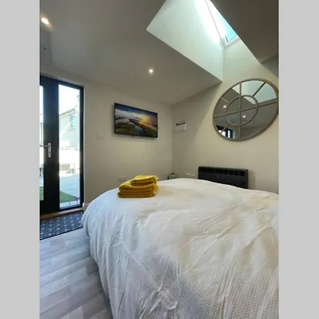 Beautiful Tiny House: Whitsun * Bristol
